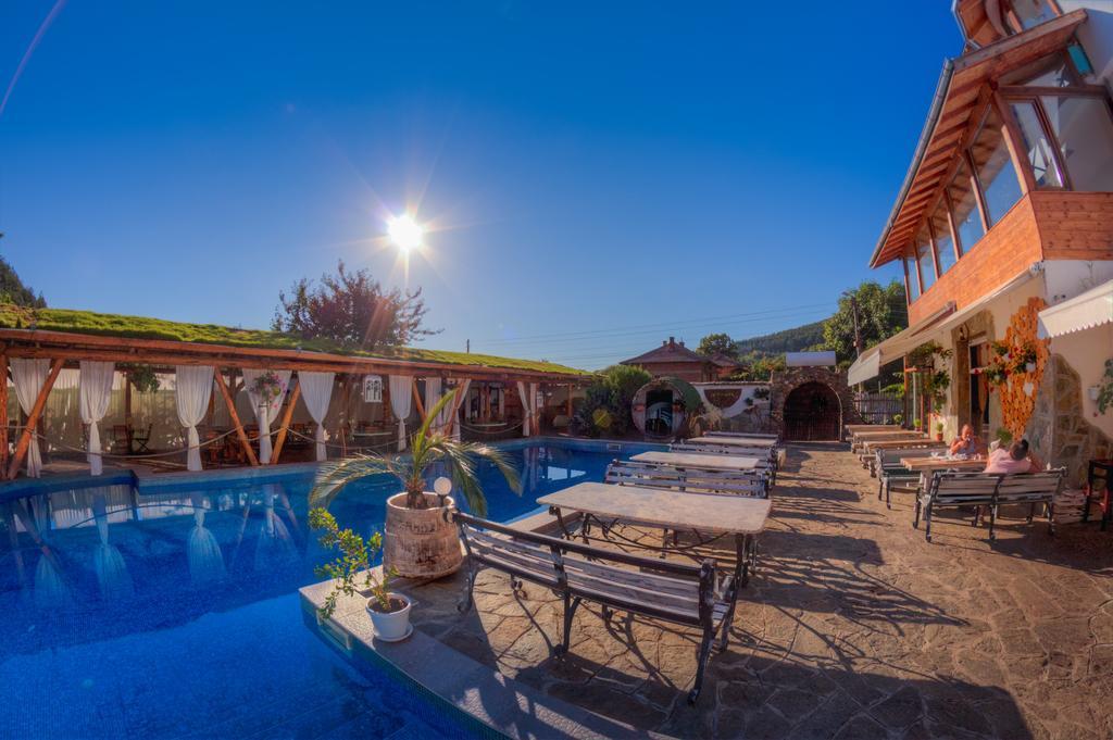 Tihiat Kut Complex Hotel Kyustendil Exterior photo